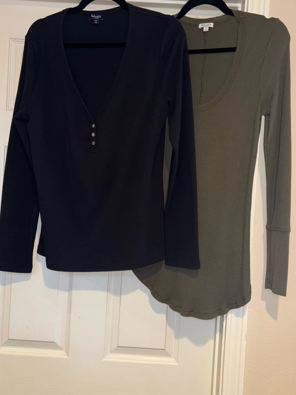 2 Splendid Long-Sleeve Henley Top L /Xl